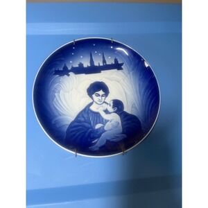 Royal Copenhagen 1987‎ Mother and Child Commemorative Plate Denmark